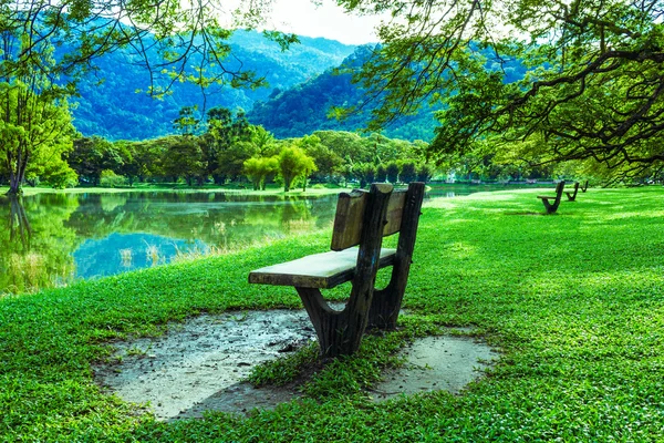 Sedia in legno al giardino del lago Foto Stock Royalty Free