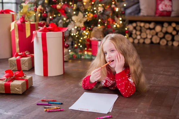 Een Schattig Klein Meisje Met Lang Blond Haar Schrijft Een — Stockfoto