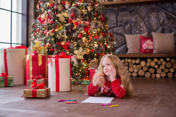Roztomilá Holčička Dlouhými Blond Vlasy Píše Dopis Santa Clausovi Velkého — Stock fotografie