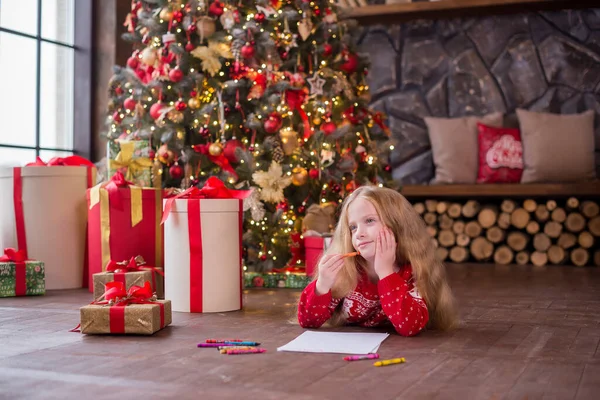 Söt Liten Flicka Med Långt Blont Hår Skriver Ett Brev — Stockfoto