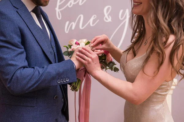 결혼식이요 신랑의 손가락에 반지를 끼우는 로열티 프리 스톡 이미지