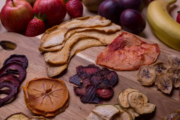 Frutas Secas Lado Das Frescas Abacaxi Kiwi Melão Melancia Banana — Fotografia de Stock