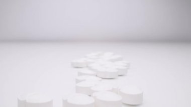 Beyaz hapların içinden geçiyor. Süper yakın çekim. Beyaz arkaplan.