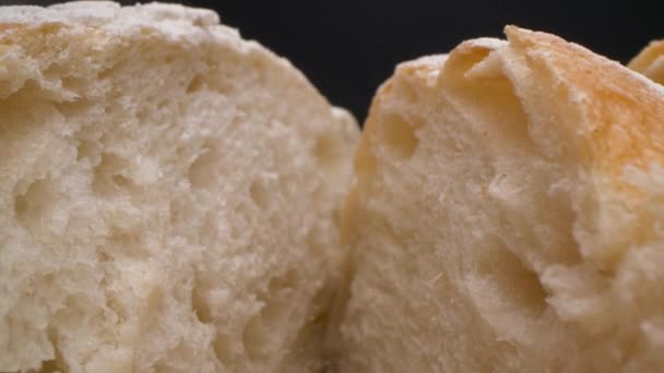 超特写镜头切碎了花椰菜。新鲜的刚烤好的面包。脆面包. — 图库视频影像