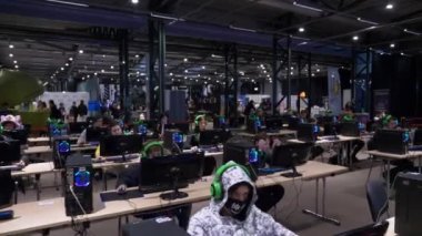 Vilnius, Litvanya - Oyun Kasım 2019 - Panoramik oyun odası manzarası. Çocuklar kulaklıklarla bilgisayarların önünde otururlar. Işıklar, sessiz atmosfer.