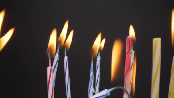 Visão de close-up em câmera lenta da mãe acendendo velas para seu filho. Velas coloridas acesas, caindo vax. — Vídeo de Stock