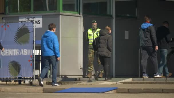 Vilnius, Litauen - Impfung - Mai 2021 - Blick von der Seite der Menschenmenge, die langsam voranschreitet, um ihren Impfstoff zu bekommen. — Stockvideo