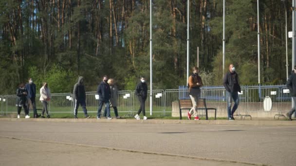 Vilnius, Lituania - Vacunación - Mayo 2021 - La línea móvil de personas con máscaras faciales vino por su vacuna covid-19. Final de cuarentena. — Vídeos de Stock