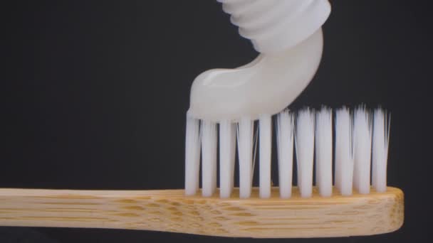 歯ブラシで歯磨き粉の超クローズアップビュー。歯磨き粉の美しいスライダーショット。白い歯. — ストック動画