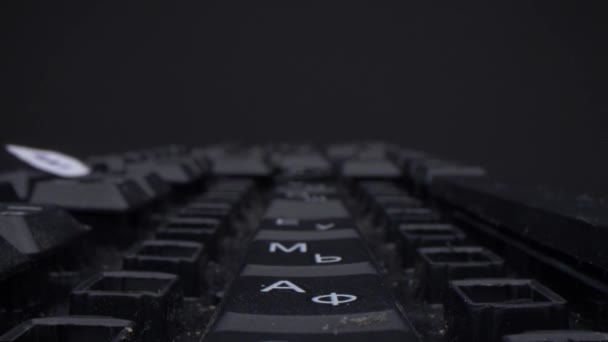 Super widok z bliska starej zakurzonej klawiatury z - game over - wyrażenie. Kobieta wciska przycisk na klawiaturze. — Wideo stockowe