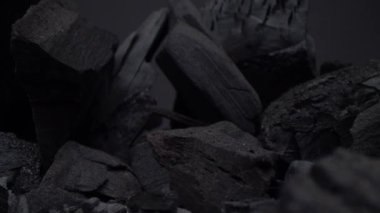 Makro kameranın kömür çekimini geri alıyorum. Kara şehir parçaları. Sonda merceği. Çevre kirliliği sorunu.