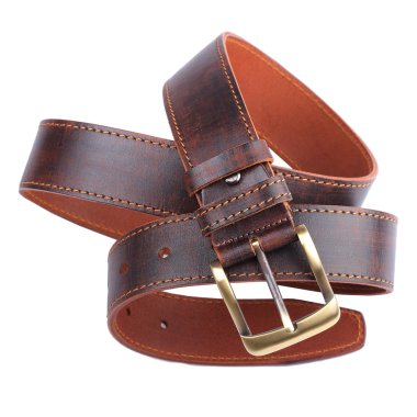 beyaz izole kahverengi deri kayış