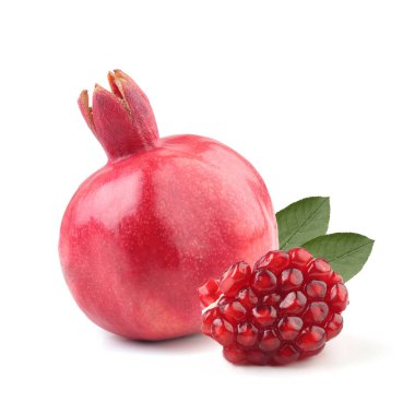 Beyaz arkaplanda izole edilmiş nar