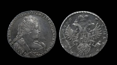 Rusya Rusya İmparatorluğu gümüş sikkesi. 1 ruble. 1732 İmparatoriçe Anna Ioannovna 'nın kara arka planda izole edilmiş hali.