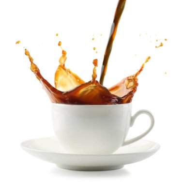 Beyaz arka planda izole edilmiş porselen fincana kahve dökülüyor.