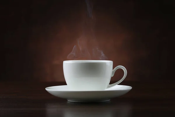 Kahverengi Arka Planda Buharlı Bir Fincan Kahve Yakın Çekim — Stok fotoğraf