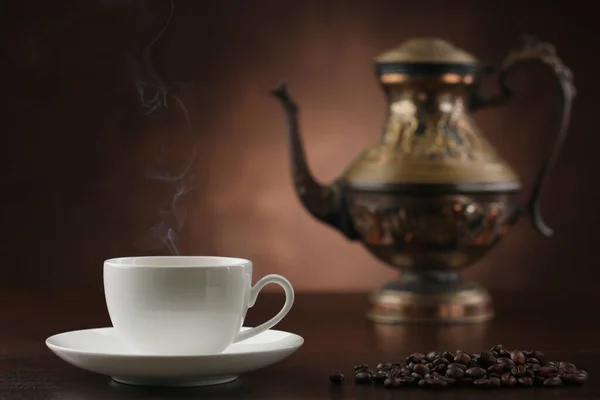 Kahverengi Arka Planda Bir Fincan Kahve Ile Arap Çaydanlığı Yakın — Stok fotoğraf