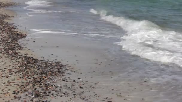 Strand Sand strukturierten Hintergrund mit Wellen kommen ein zurück zum Meer — Stockvideo