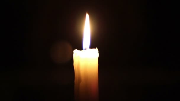 Brennende Kerze, die ausgeblasen wird und noch eine Weile raucht - Nahaufnahme — Stockvideo