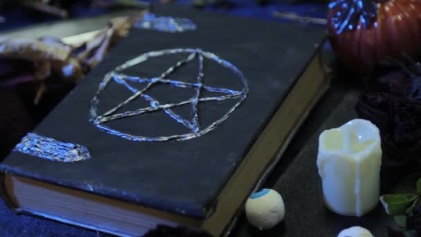 Fokusförändring Och Smidig Kamerarörelse Närbild Svart Bok Med Ett Pentagram — Stockvideo