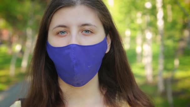 Närbild Porträtt Flicka Med Långt Hår Och Med Mask Ansiktet — Stockvideo
