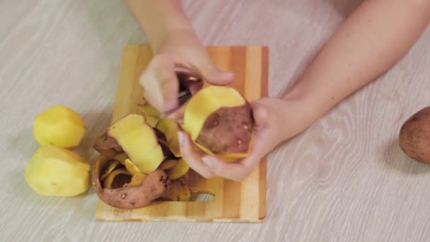 Крупным Планом Руки Чистят Картошку Ножом Процесс Приготовления Овощей Приготовления — стоковое видео