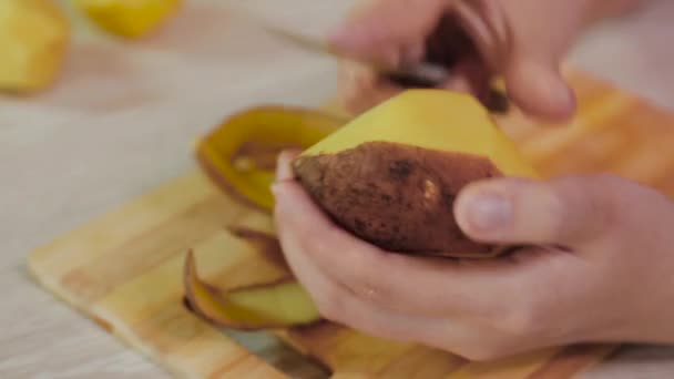 Gros Plan Éplucher Les Pommes Terre Avec Couteau Processus Préparation — Video