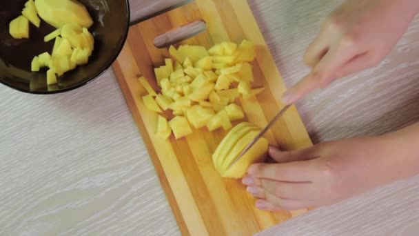 用刀片把马铃薯切割成小方块的特写镜头 — 图库视频影像