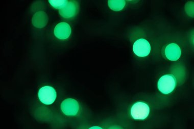 Siyah arkaplanda Noel çelengi renginde parlak, çok renkli bokeh ışıklar tasarım için yeni yıl ışıklarının dokusu.