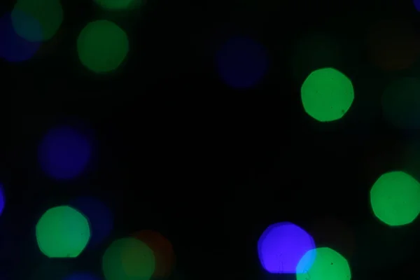 Heldere Veelkleurige Bokeh Lichten Van Kerstmis Slinger Een Zwarte Achtergrond — Stockfoto