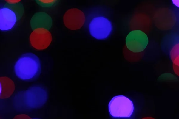 Heldere Veelkleurige Bokeh Lichten Van Kerstmis Slinger Een Zwarte Achtergrond — Stockfoto