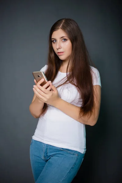 Young Beautiful Woman White Shirt Blue Jeans Smartphone Her Hands — Stock Photo, Image
