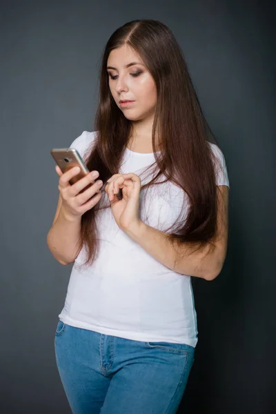 Junge Schöne Frau Weißem Shirt Und Blauer Jeans Mit Smartphone — Stockfoto