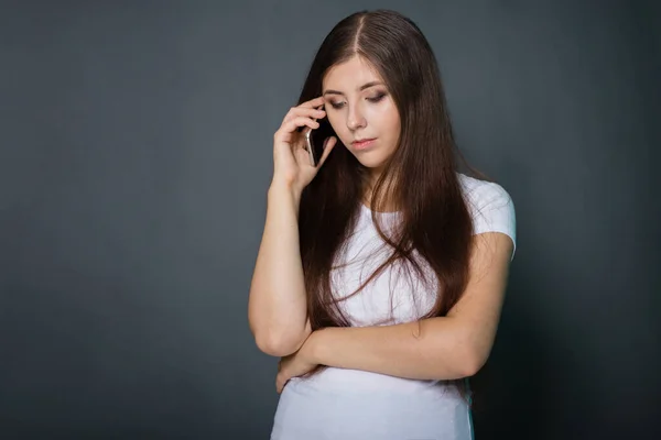 Jovem Bela Mulher Uma Camiseta Branca Jeans Azul Com Smartphone — Fotografia de Stock