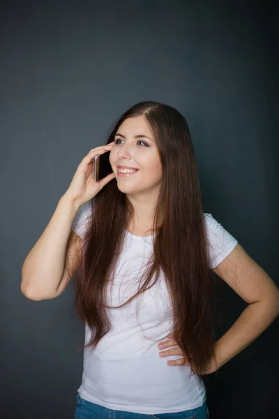 Joven Hermosa Mujer Con Una Camiseta Blanca Vaqueros Azules Con —  Fotos de Stock