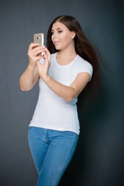 Ung Vacker Kvinna Vit Shirt Och Blå Jeans Med Smartphone — Stockfoto