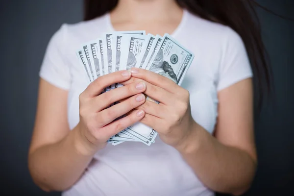 Eine Junge Schöne Frau Weißem Shirt Hält Dollars Den Händen — Stockfoto