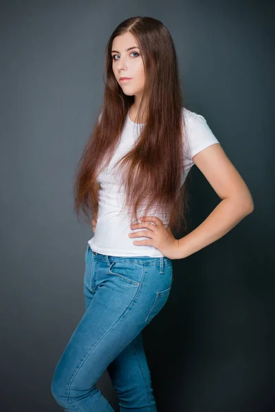 Mujer Joven Hermosa Con Una Camiseta Blanca Vaqueros Azules Foto —  Fotos de Stock