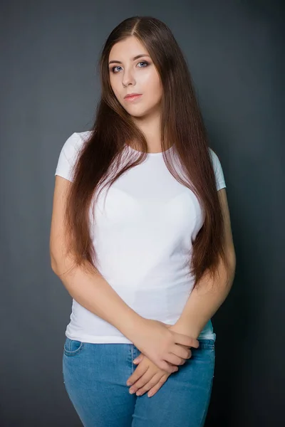 Mulher Jovem Bonita Com Uma Shirt Branca Calças Ganga Azuis — Fotografia de Stock