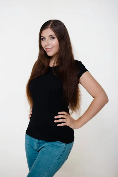 Joven Hermosa Chica Con Una Camiseta Negra Vaqueros Azules Foto —  Fotos de Stock