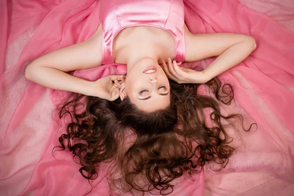 Retrato Uma Mulher Atraente Vestido Rosa Deitado Bainha Vestido Vista — Fotografia de Stock