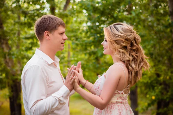 Love Story Mladý Pár Držící Ruce Objímající Při Procházce Parku — Stock fotografie