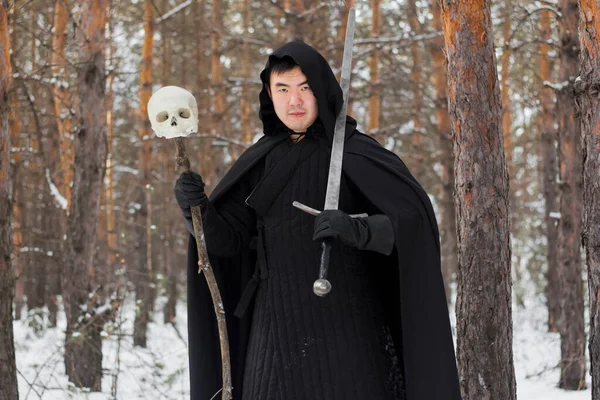 Savaşçı Siyah Yorgan Giymiş Sihirbaz Bir Kış Ormanının Arka Planında — Stok fotoğraf