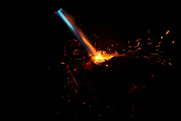 Bokeh Des Blauen Feuers Eines Gasbrenners Brennende Kohlen Und Funken — Stockfoto