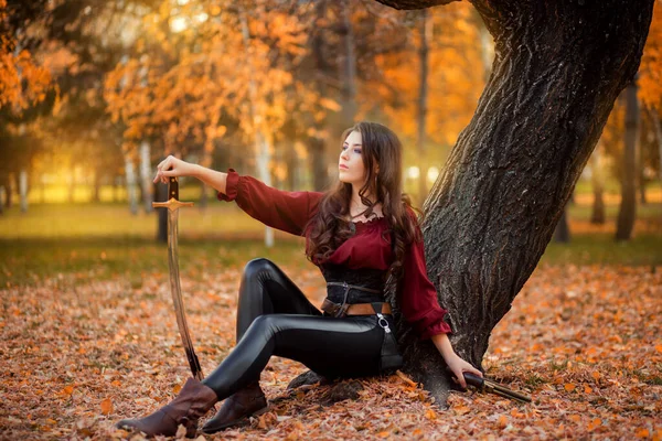 Una Hermosa Joven Con Sable Una Pistola Las Manos Sienta — Foto de Stock