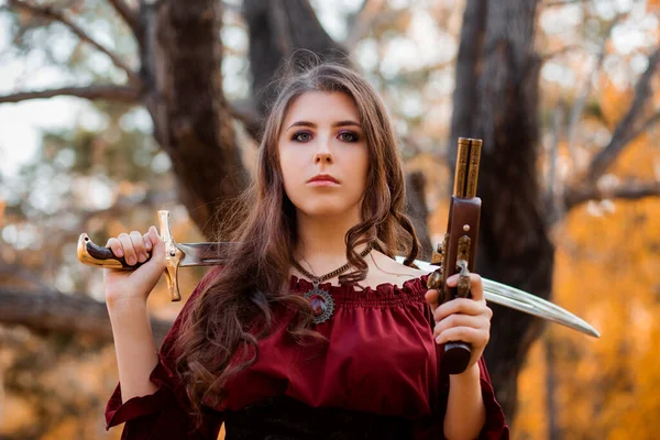 Retrato Uma Bela Jovem Mulher Com Sabre Uma Pistola Nas — Fotografia de Stock