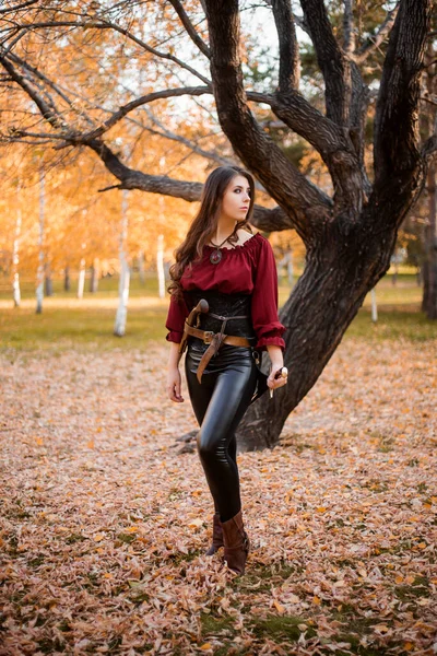 Mulher Atraente Uma Camisa Espanhola Calças Couro Com Sabre Uma — Fotografia de Stock