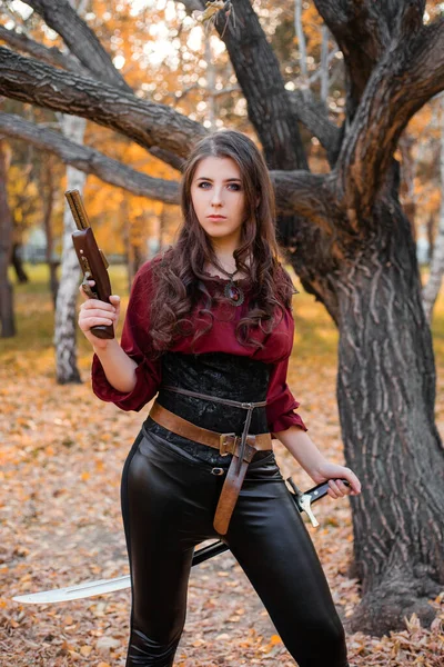 Uma Menina Bonita Uma Camisa Espartilho Calças Apertadas Com Sabre — Fotografia de Stock