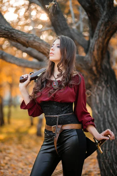 Uma Menina Bonita Uma Camisa Espartilho Calças Apertadas Com Sabre — Fotografia de Stock