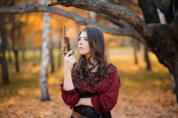 Retrato Una Mujer Atractiva Traje Femenino Vintage Con Una Pistola —  Fotos de Stock